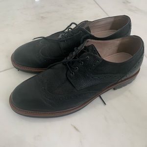 BANANA REPUBLIC WINGTIP OXFORDS